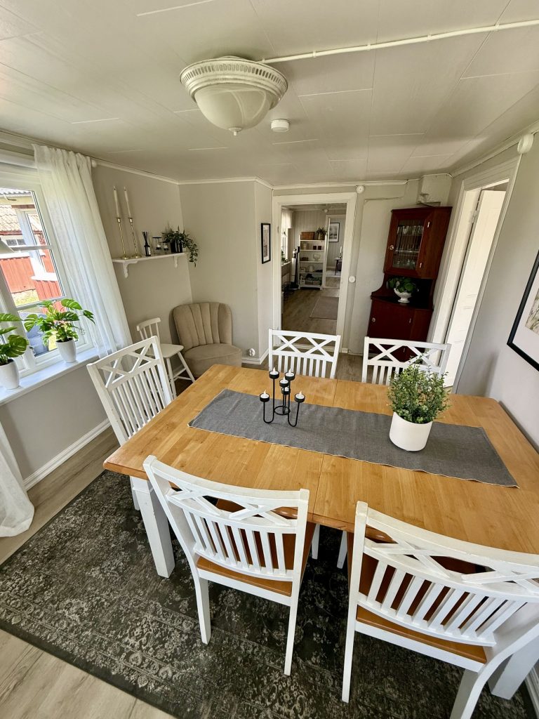 Matbordet med utsikt över trädgården