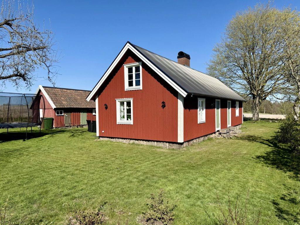 Torpet och uthuset med studsmattan