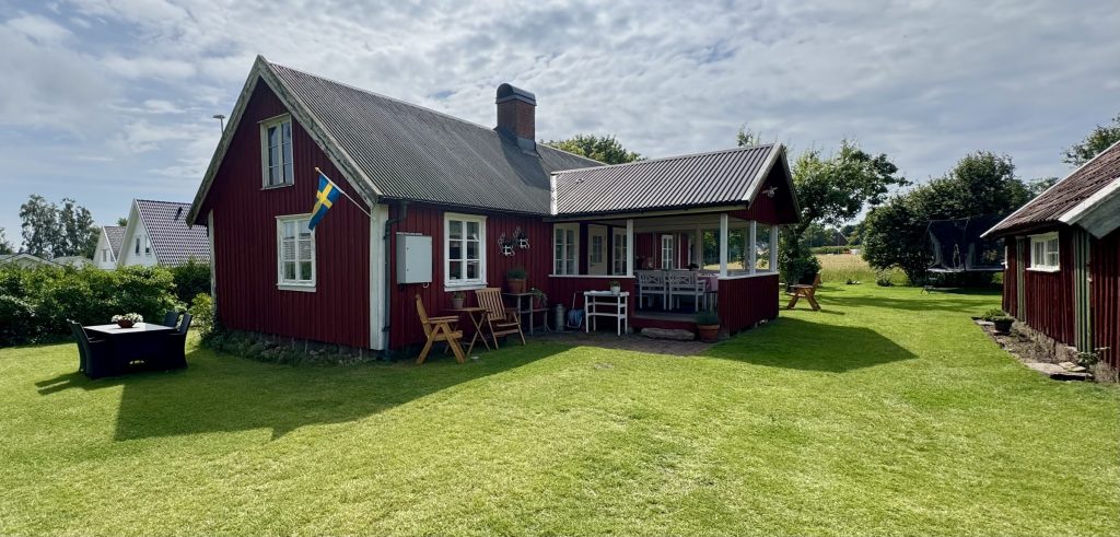 Verandan och gräsmattan en sommardag